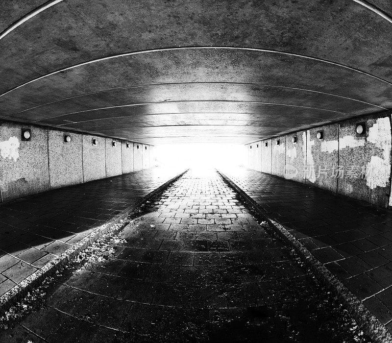 黑暗的隧道尽头有明亮的灯光