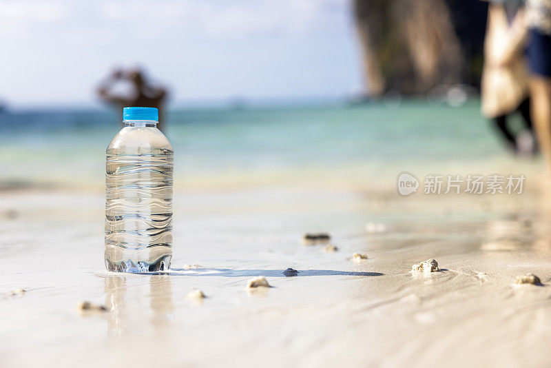 海滩上的水瓶