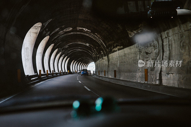 开车穿过科莫湖边的隧道
