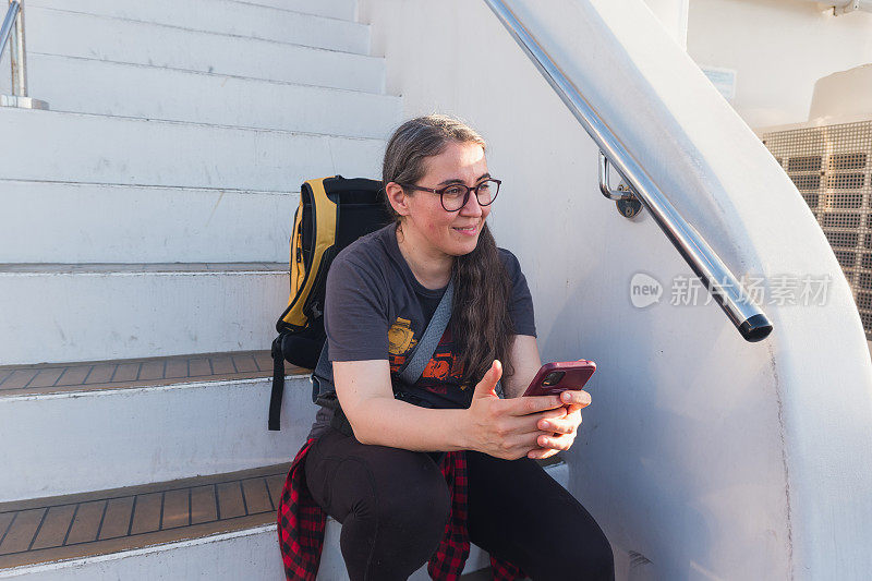 中年女性旅行时喜欢用智能手机