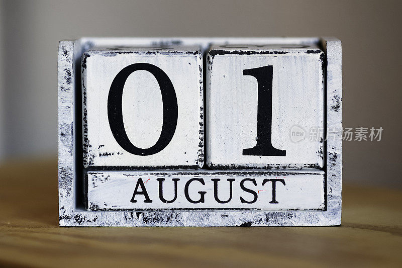 01年8月1日立方体日历放在木桌上