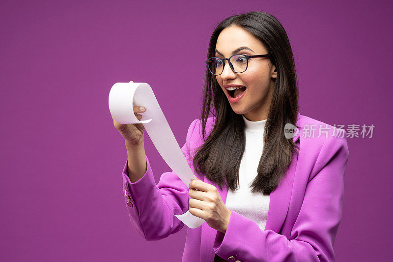 她的肖像她漂亮漂亮的衣服迷人可爱的豪华漂亮的内容开朗的女孩孤立的紫色背景股票照片