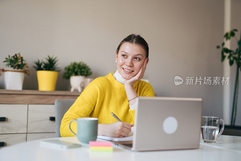 年轻女子在家办公。