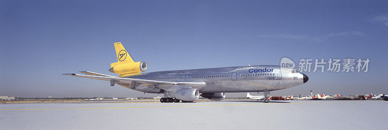 秃鹰航空公司麦道DC-10在跑道上