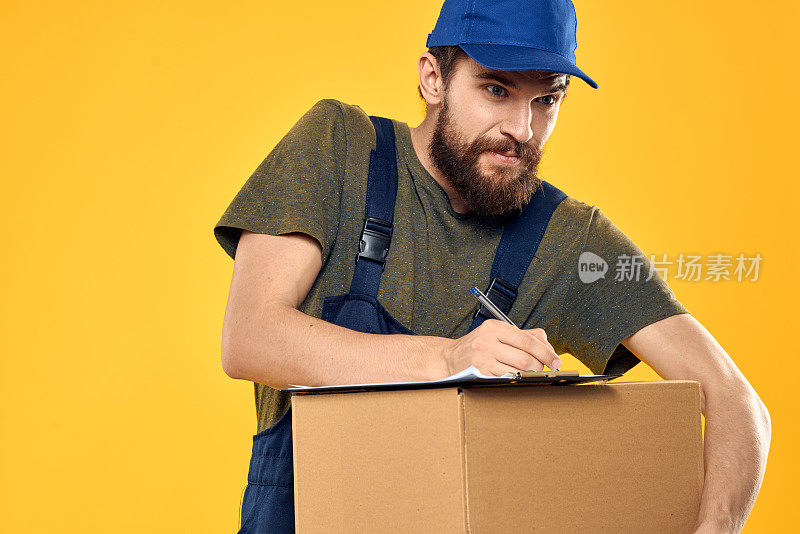 工人男快递员送箱子包装文件黄背景