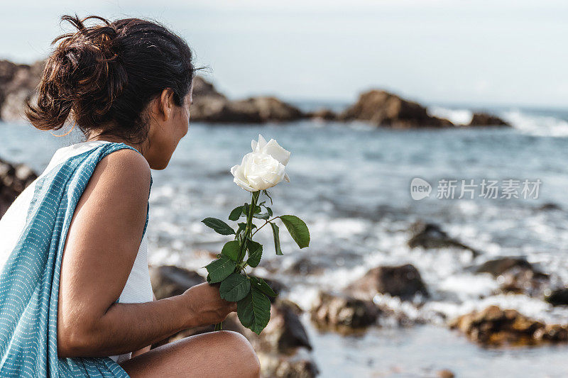 一名巴西女子向海里扔花，向叶曼加致敬