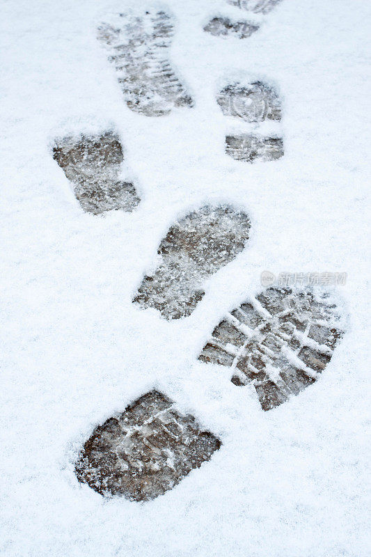 雪地上的脚印