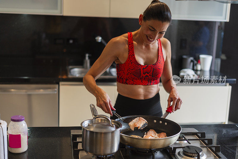 漂亮的成年女人在家里吃午饭