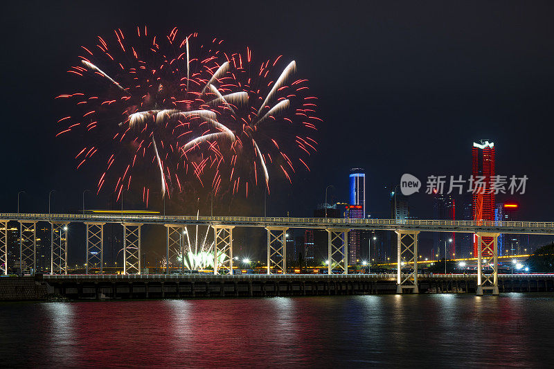 海滨城市庆祝新年节日烟花表演