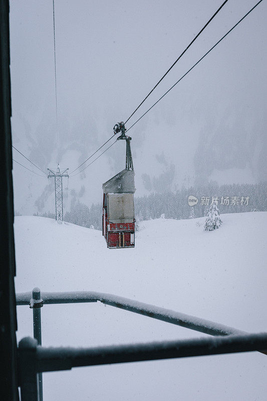 粉雪覆盖了贡多拉