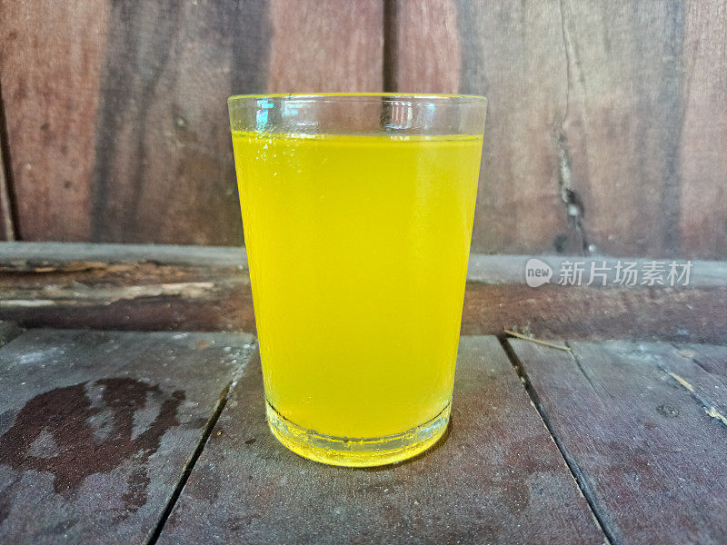 橙鲜冷饮在玻璃。杯子里的新鲜冷橘子。饮料菜单。