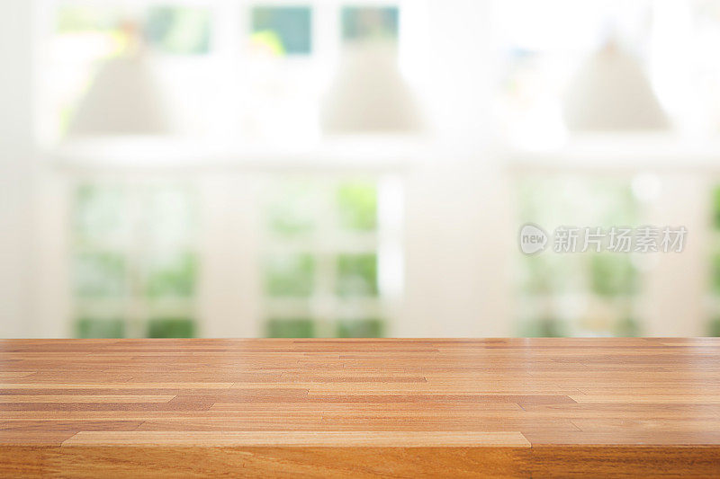 空木桌和现代背景与绿色的门视图