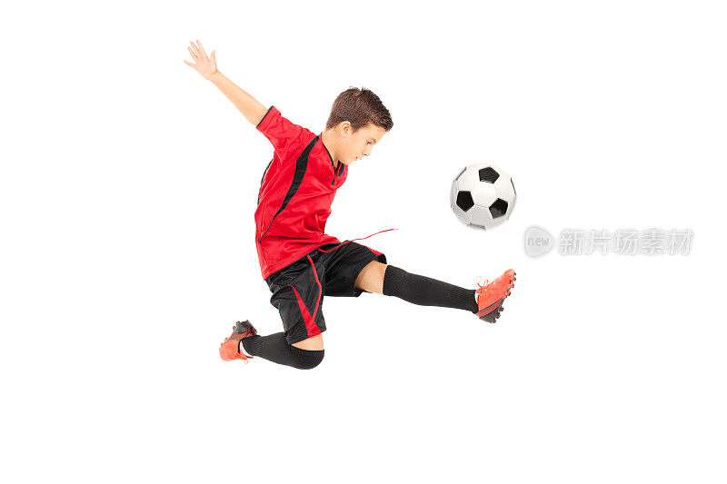 少年足球运动员在踢球