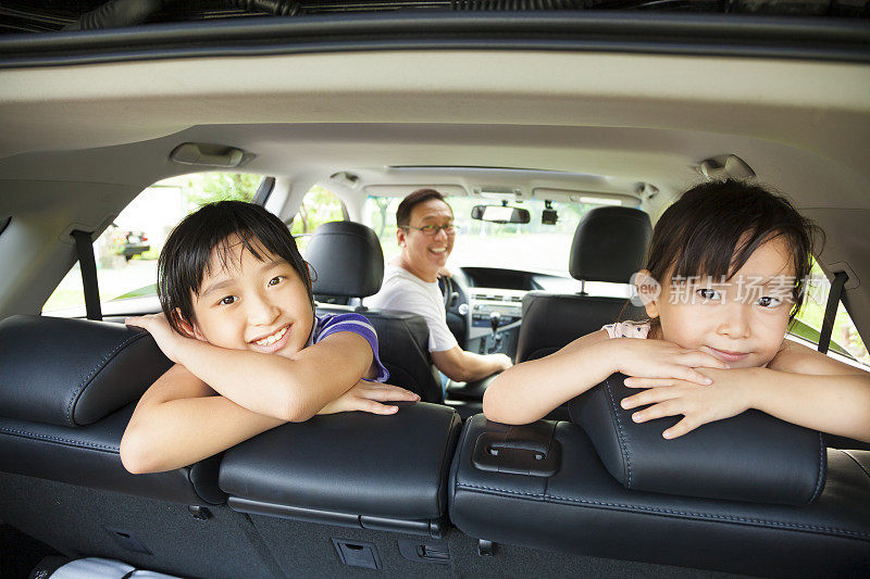 幸福的一家人坐在车里