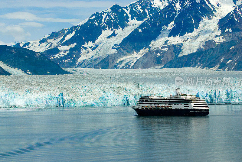 阿拉斯加游船靠近冰川