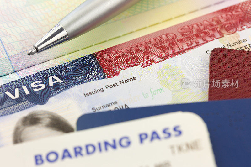 美国签证，护照，登机牌和钢笔-国外旅行