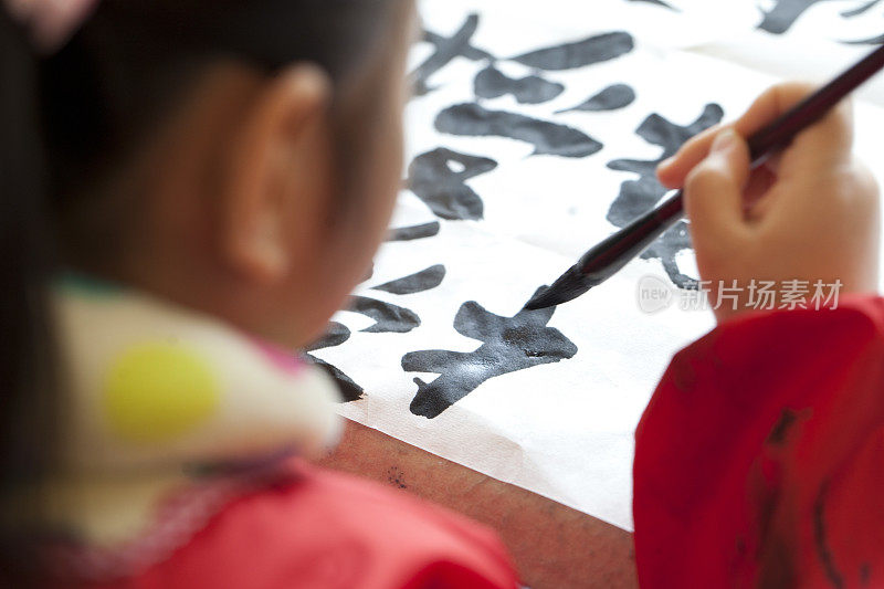 中国孩子练习书法