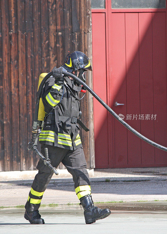 在一次演习中，勇敢的消防队员用氧气罐灭火