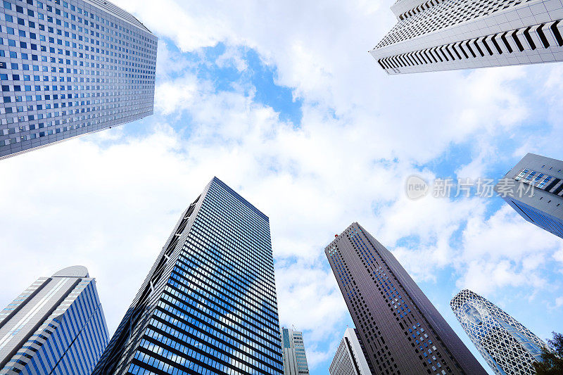 高层建筑和蓝天——日本东京新宿