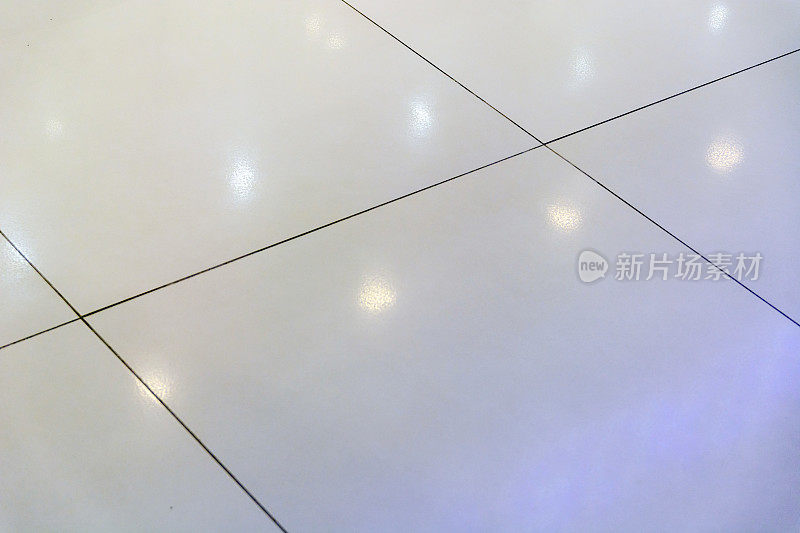 模糊的背景反射白光在瓷砖地板
