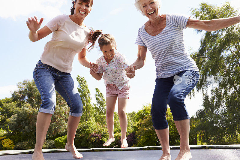 祖母，孙女和妈妈在蹦床上蹦跳