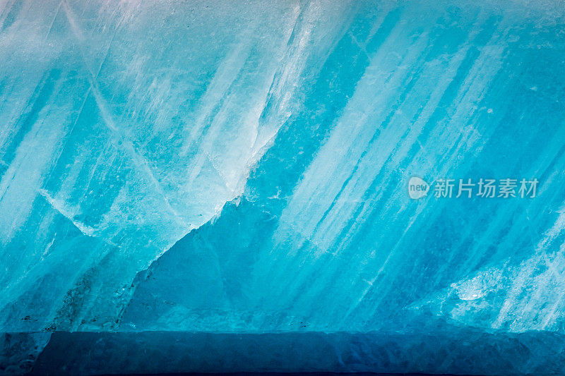 蓝色冰川为背景