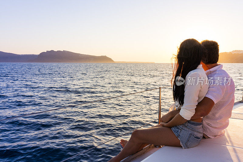 日落时分游艇上的浪漫情侣