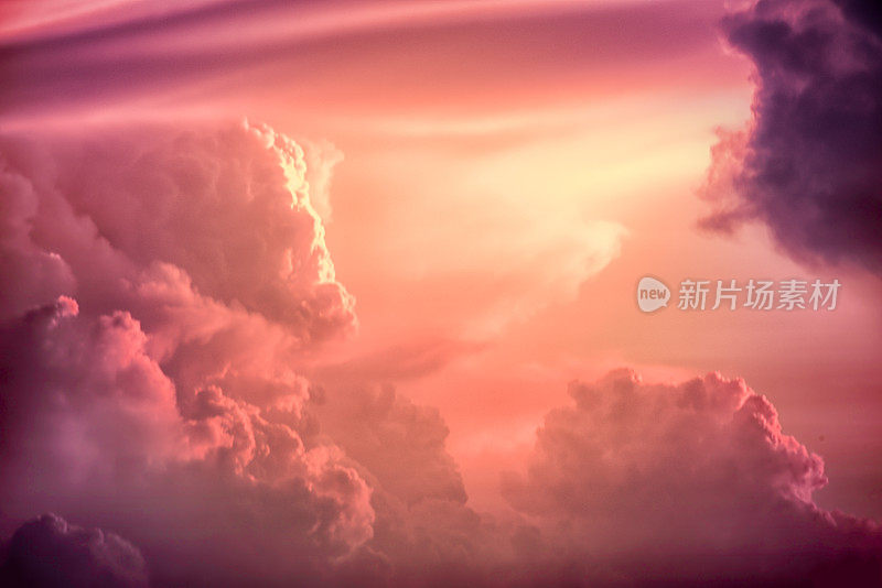 色彩调和的形象，戏剧性的日落天空与五颜六色的云。
