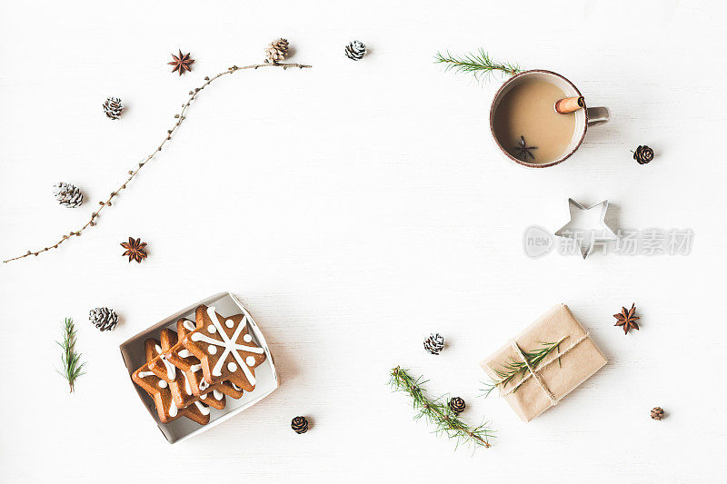 咖啡杯，礼物，落叶松树枝，肉桂棒，圣诞饼干