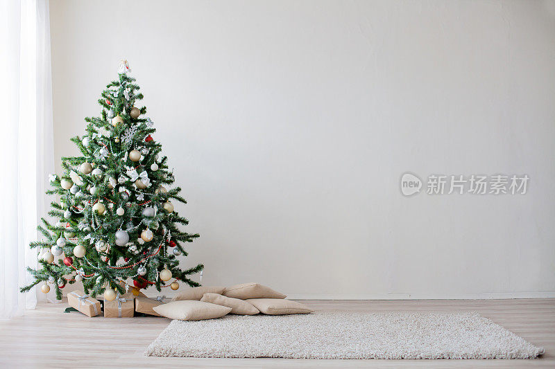 圣诞树在白色的房间过年