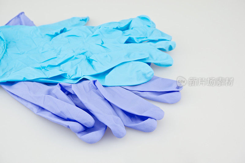 蓝色和紫色乳胶手套