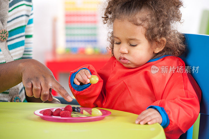 非裔美国人照顾者鼓励幼童用餐