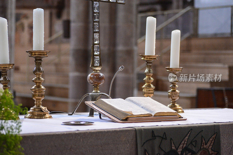 教堂祭坛上有蜡烛和圣经