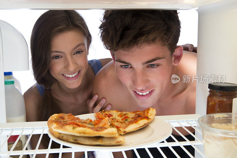 十几岁的情侣在看冰箱
