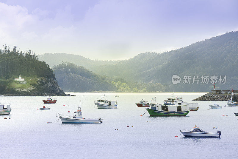 渔船系泊和山区景观。