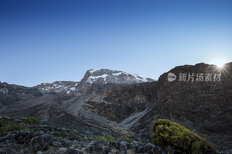 坦桑尼亚，积雪覆盖的乞力马扎罗山