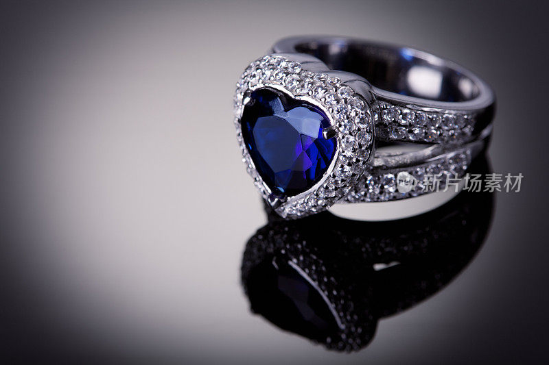 时尚戒指与蓝色心形宝石
