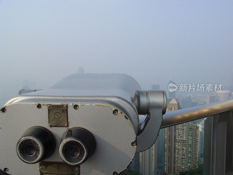 双筒望远镜眺望城市