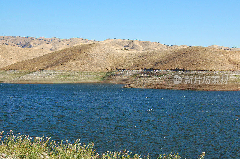 加州干旱期间水库的水位很低