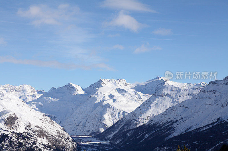 法国阿尔卑斯山瓦尼斯冬季景观