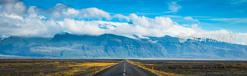 长长的直路下雪山山顶全景冰岛