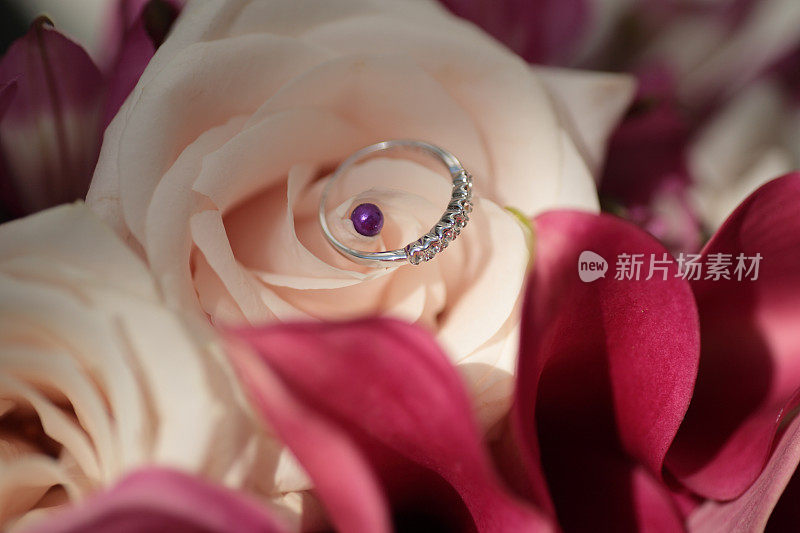 结婚戒指在鲜花中