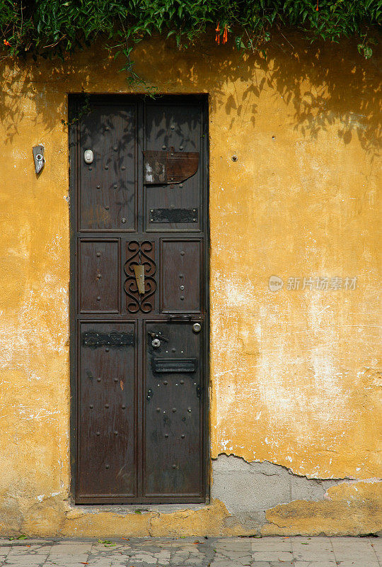 旧铁门和黄墙