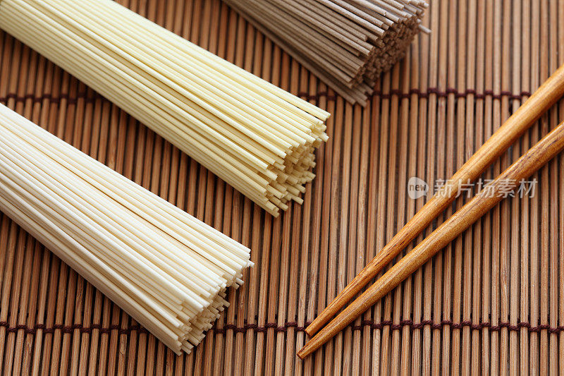 日本面条和筷子在竹制餐巾