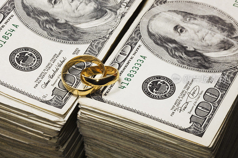 结婚戒指和钱