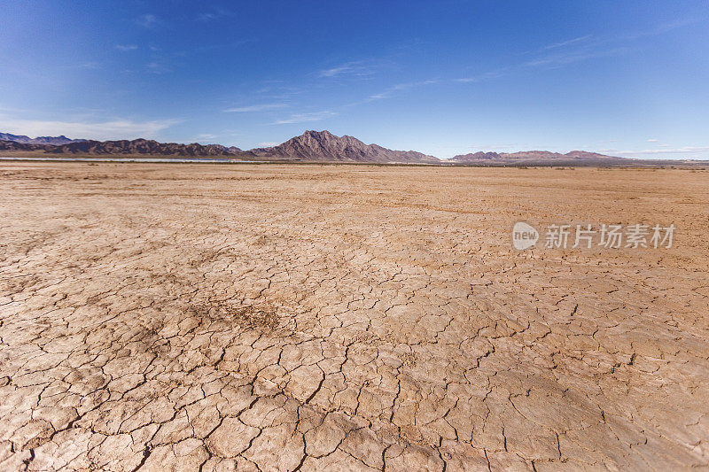 沙漠中干涸的湖床