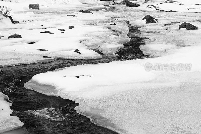 平静的小河在约敦海门的冰雪中流淌