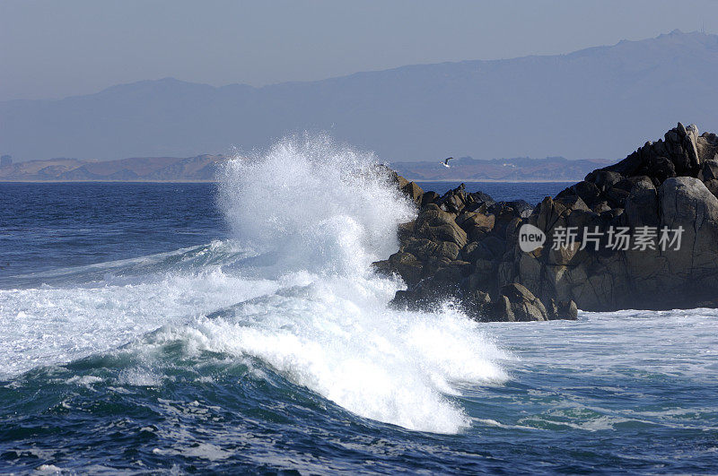 海浪撞击岩石