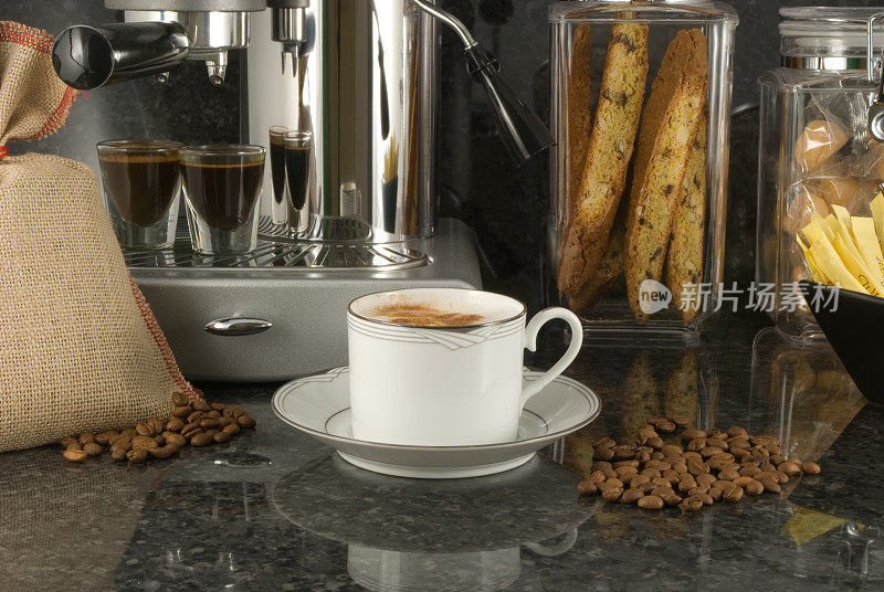咖啡杯、咖啡机和脆饼罐