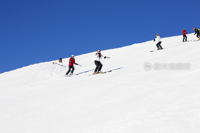 在山坡上滑雪